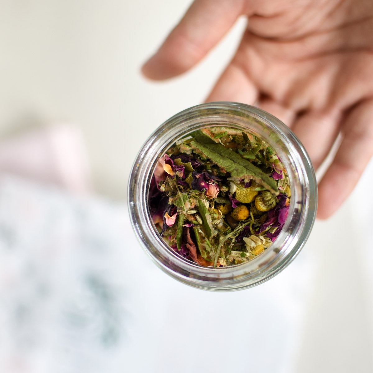 Mélange de  tisane rose & camomille dans un pot de verre.