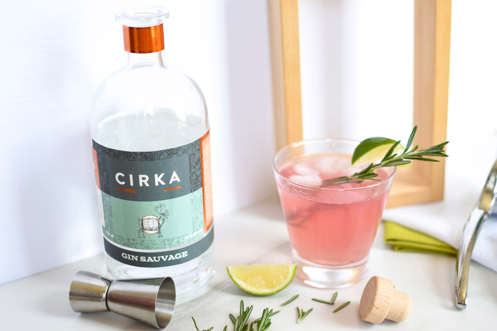 Un cocktail au thé du Labrador: gin et aronia