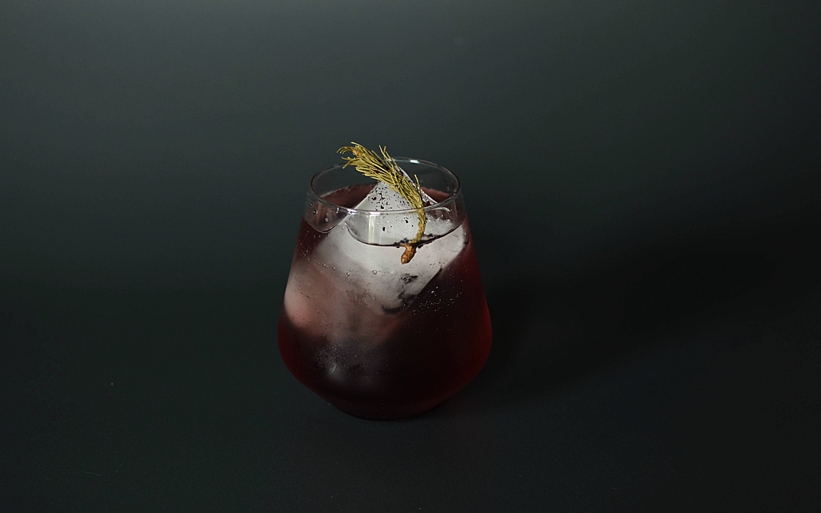 Cocktail de sirop simple de sapin et d'aronia sauvage