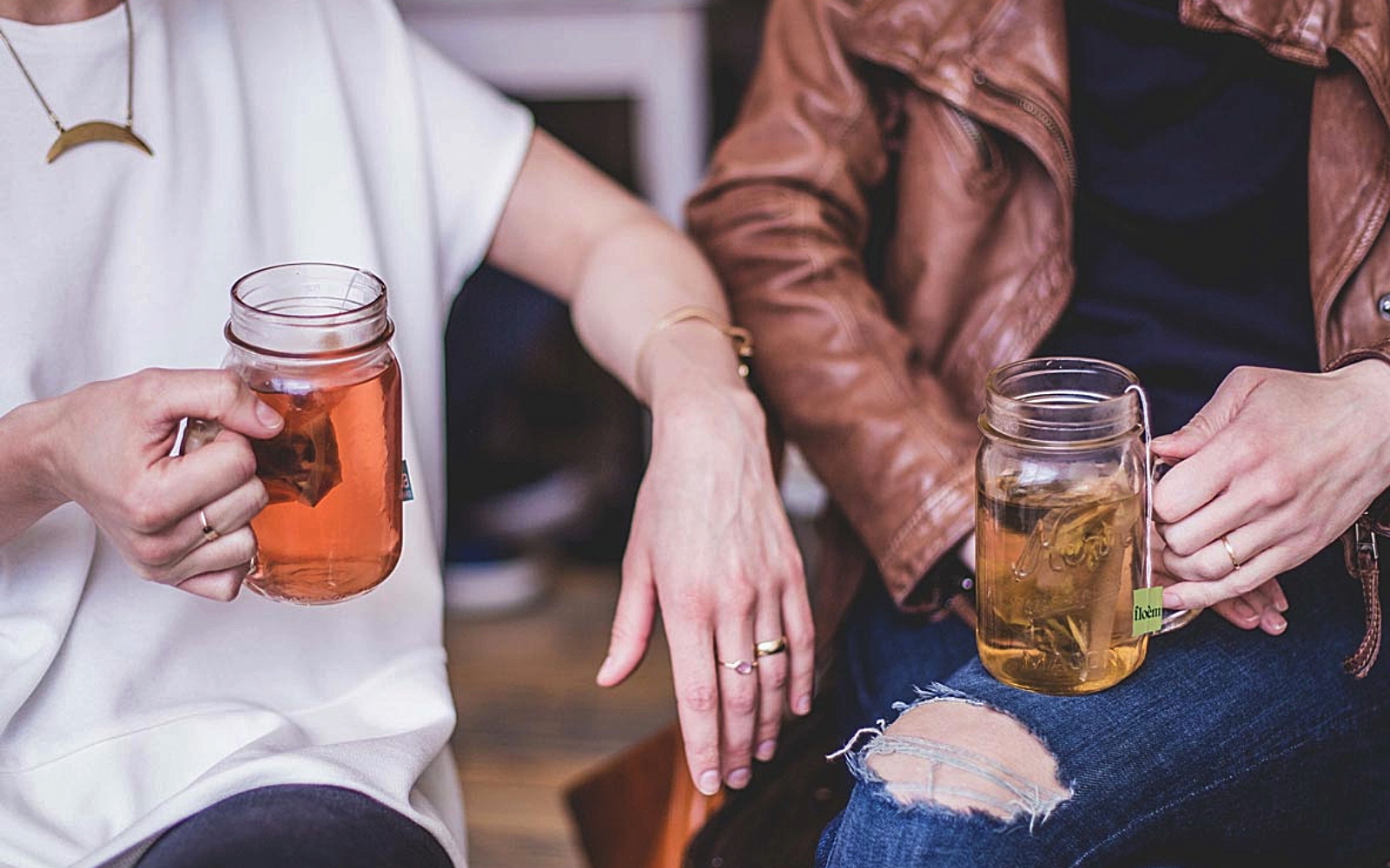 Deux femmes qui prennent un infusion de thé glacé